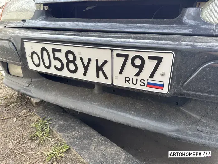 Номер О058УК797 на автомобиле