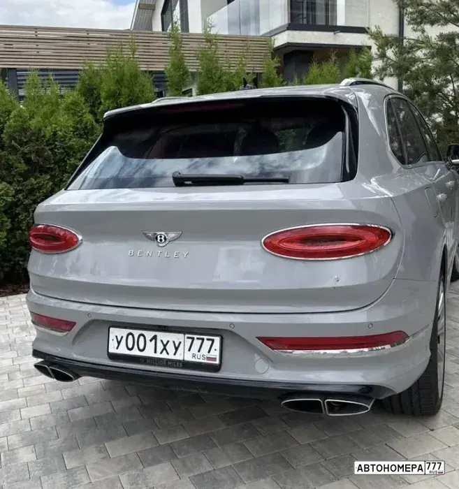 Номер У001ХУ777 на автомобиле