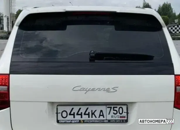 Номер О444КА750 на автомобиле