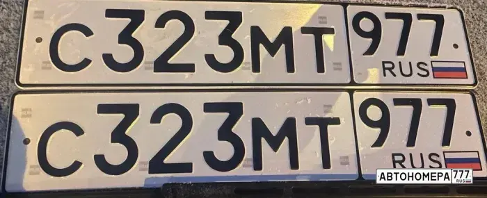 Номер С323МТ977 на автомобиле