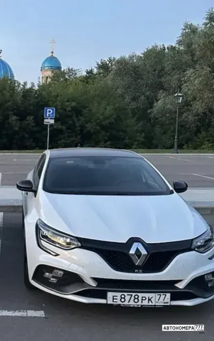 Номер Е878РК77 на автомобиле