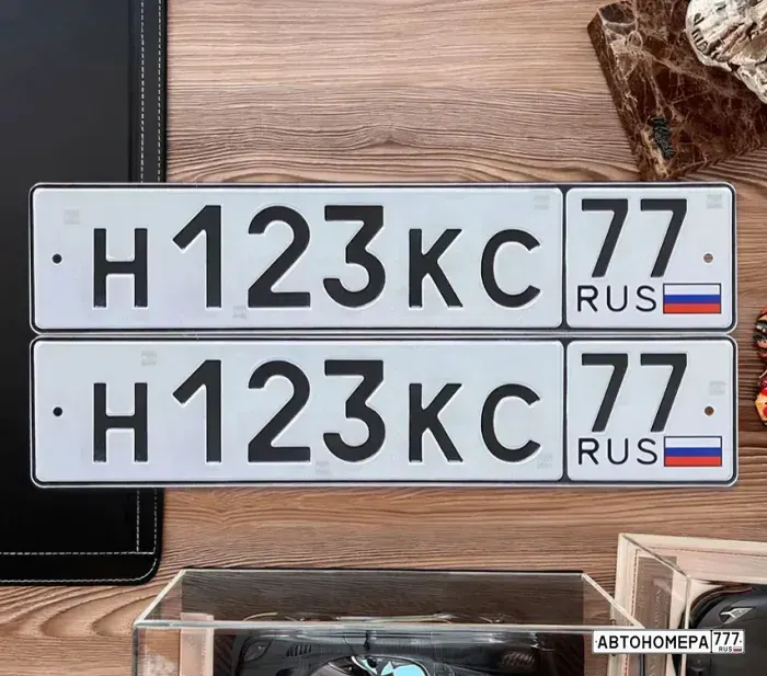 Номер Н123КС77 на автомобиле