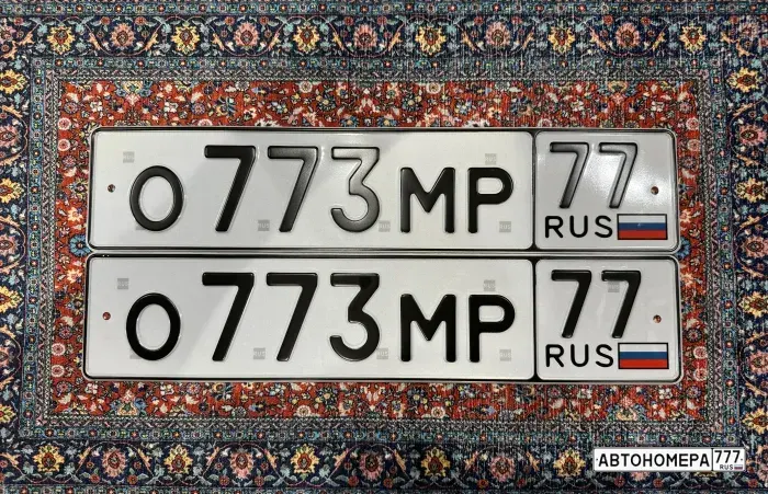 Номер О773МР77 на автомобиле