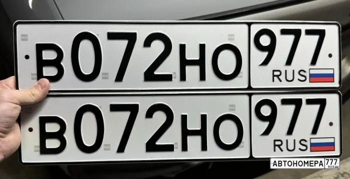 Номер В072НО977 на автомобиле