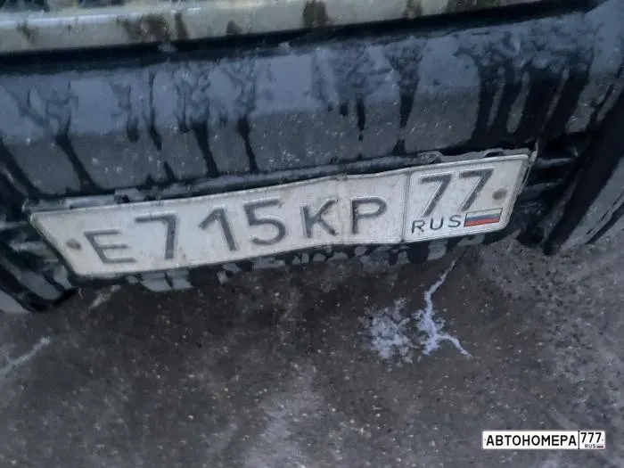 Номер Е715КР77 на автомобиле