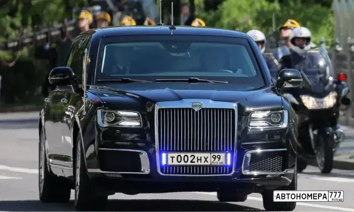 Номер Т002НХ99 на автомобиле
