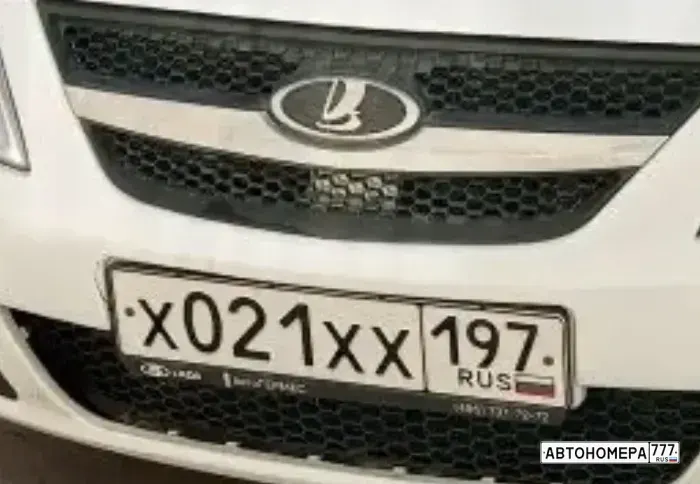 Номер Х021ХХ197 на автомобиле
