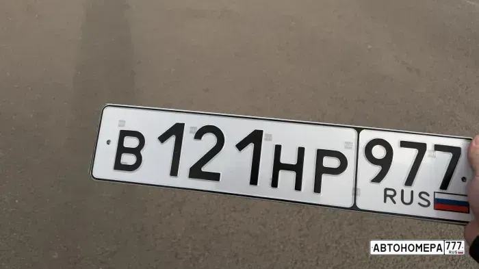 Номер В121НР977 на автомобиле