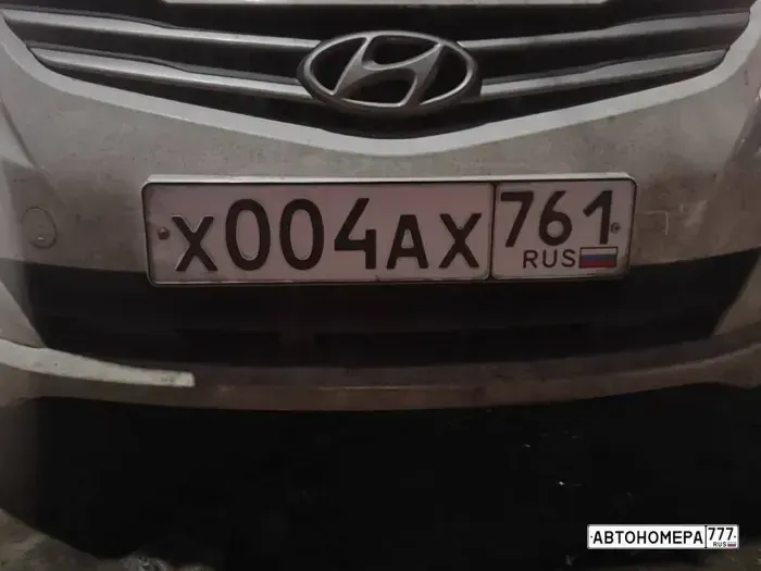 Номер Х004АХ761 на автомобиле