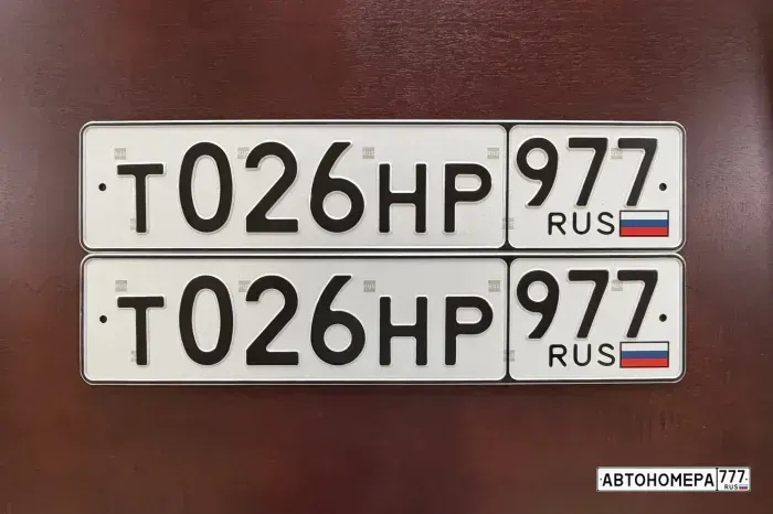 Номер Т026НР977 на автомобиле