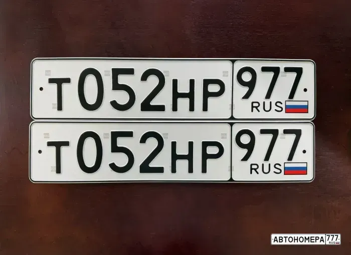 Номер Т052НР977 на автомобиле