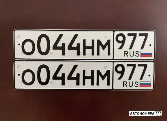 Номер О044НМ977 на автомобиле