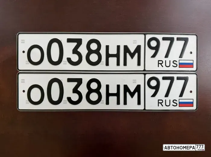 Номер О038НМ977 на автомобиле
