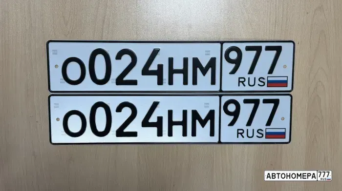 Номер О024НМ977 на автомобиле
