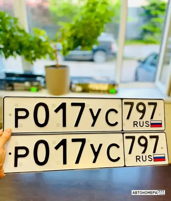 Номер Р017УС797 на автомобиле