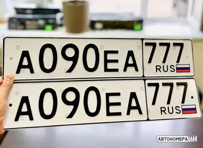 Номер А090ЕА777 на автомобиле