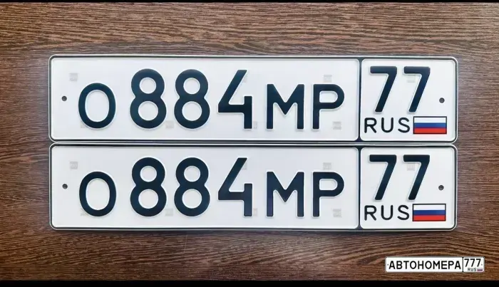 Номер О884МР77 на автомобиле