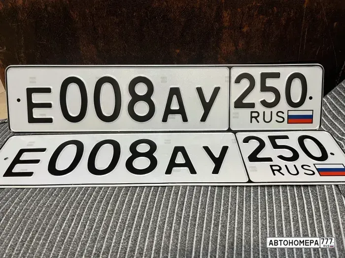 Номер Е008АУ250 на автомобиле
