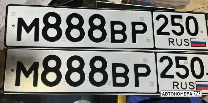 Номер М888ВР250 на автомобиле