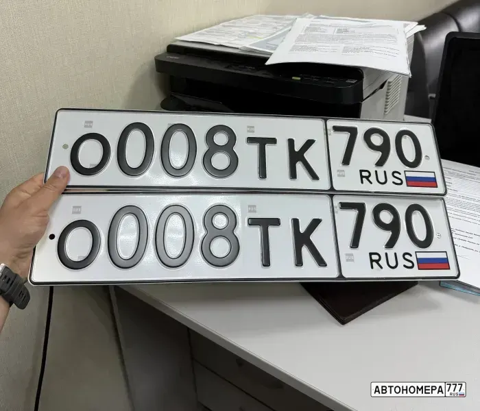 Номер О008ТК790 на автомобиле
