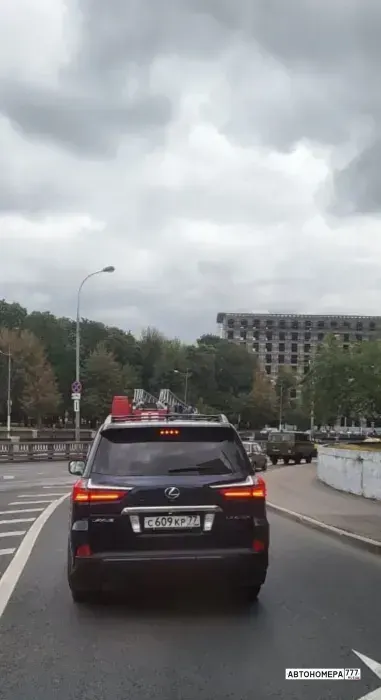 Номер С609КР77 на автомобиле