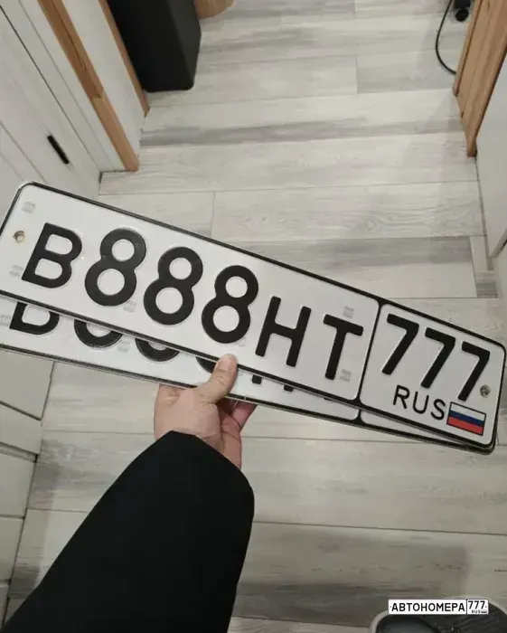 Номер В888НТ777 на автомобиле